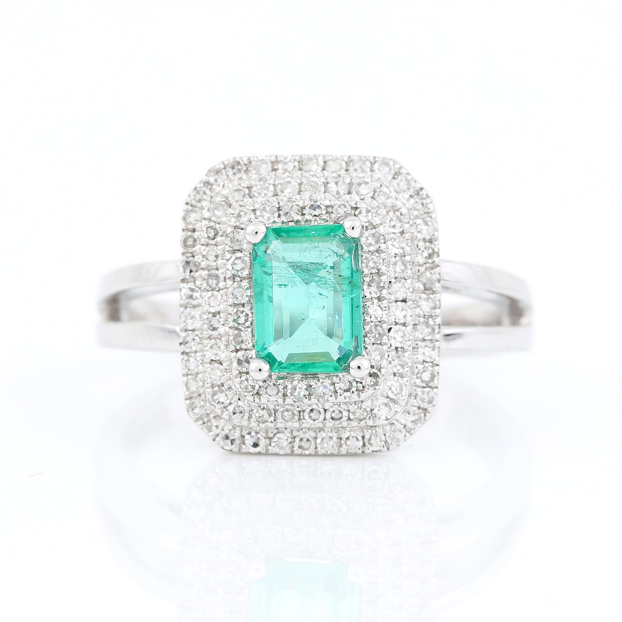 RING, 18K vitguld med smaragd ca 1,35 ct och små diamanter tot ca 0,28 ct. Vikt 5,8 g.