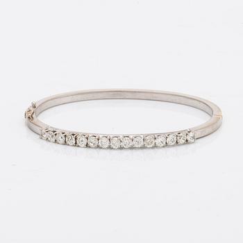 Bangle 18k whitegold old-cut diamonds approx 2,5 ct in total, inner diameter approx 17 cm, hinge mechanism.