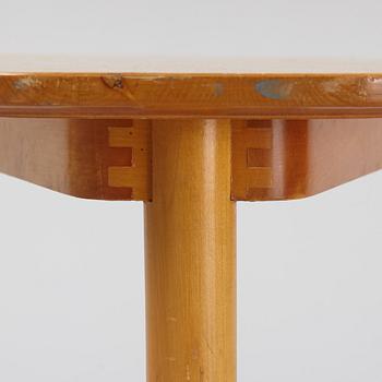 Kerstin Hörlin-Holmqvist, stolar ett par samt litet bord. "Triva-serien" NK. 1900-talets mitt.