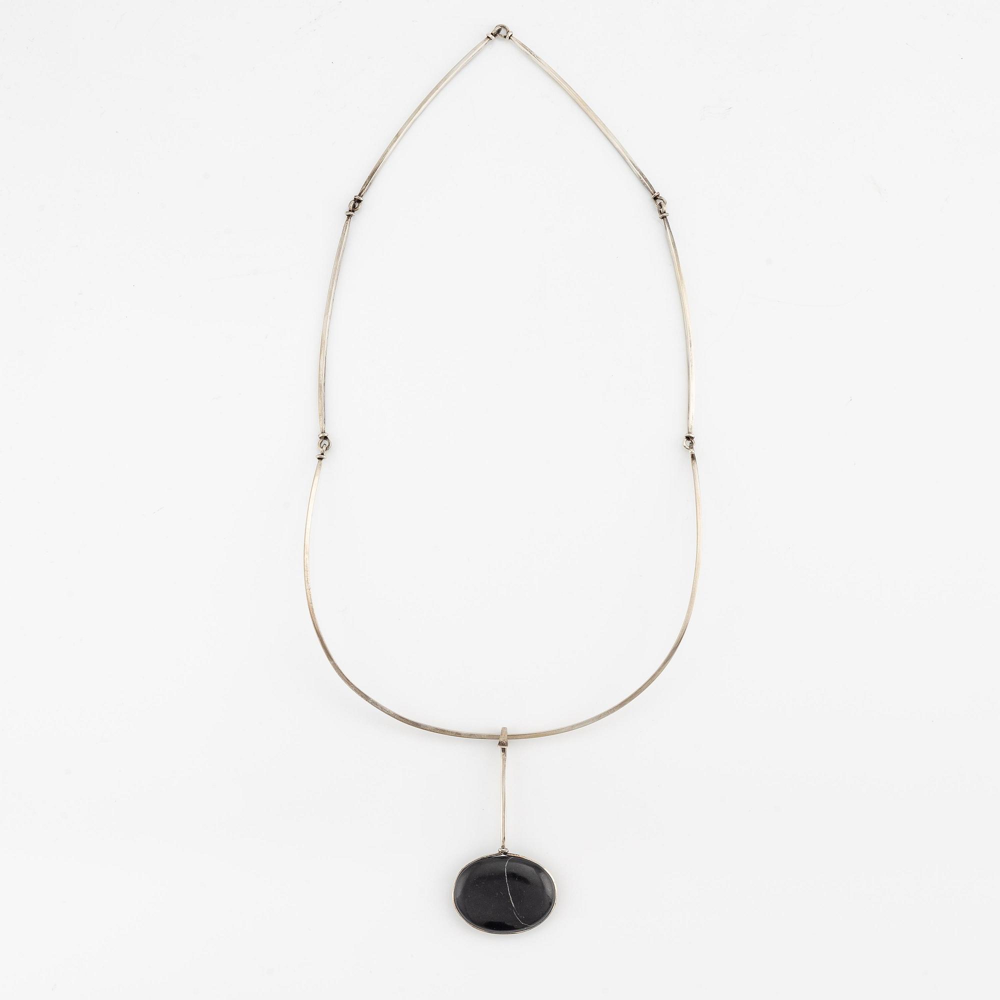 Vivianna Torun Bülow-Hübe, hänge med kedja, silver med strandsten, 1963.