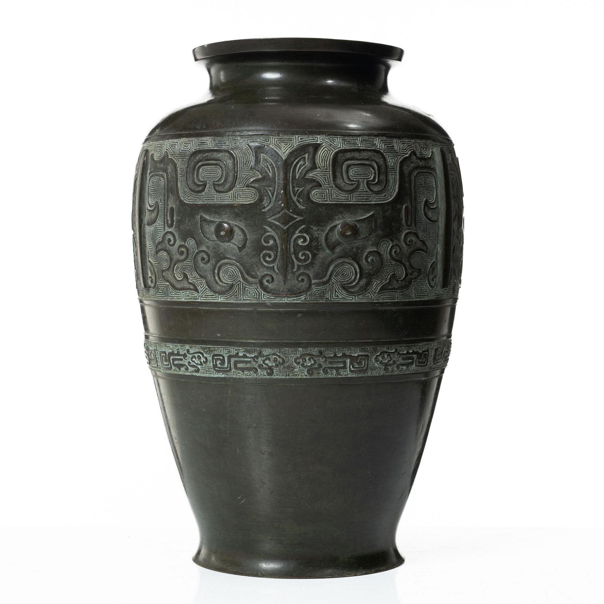 A Chinese bronze urn, late Qing dynasty / early 20th century.