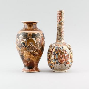 VASER, 2 st, porslin, Satsuma, Japan, 1900-talets första hälft.