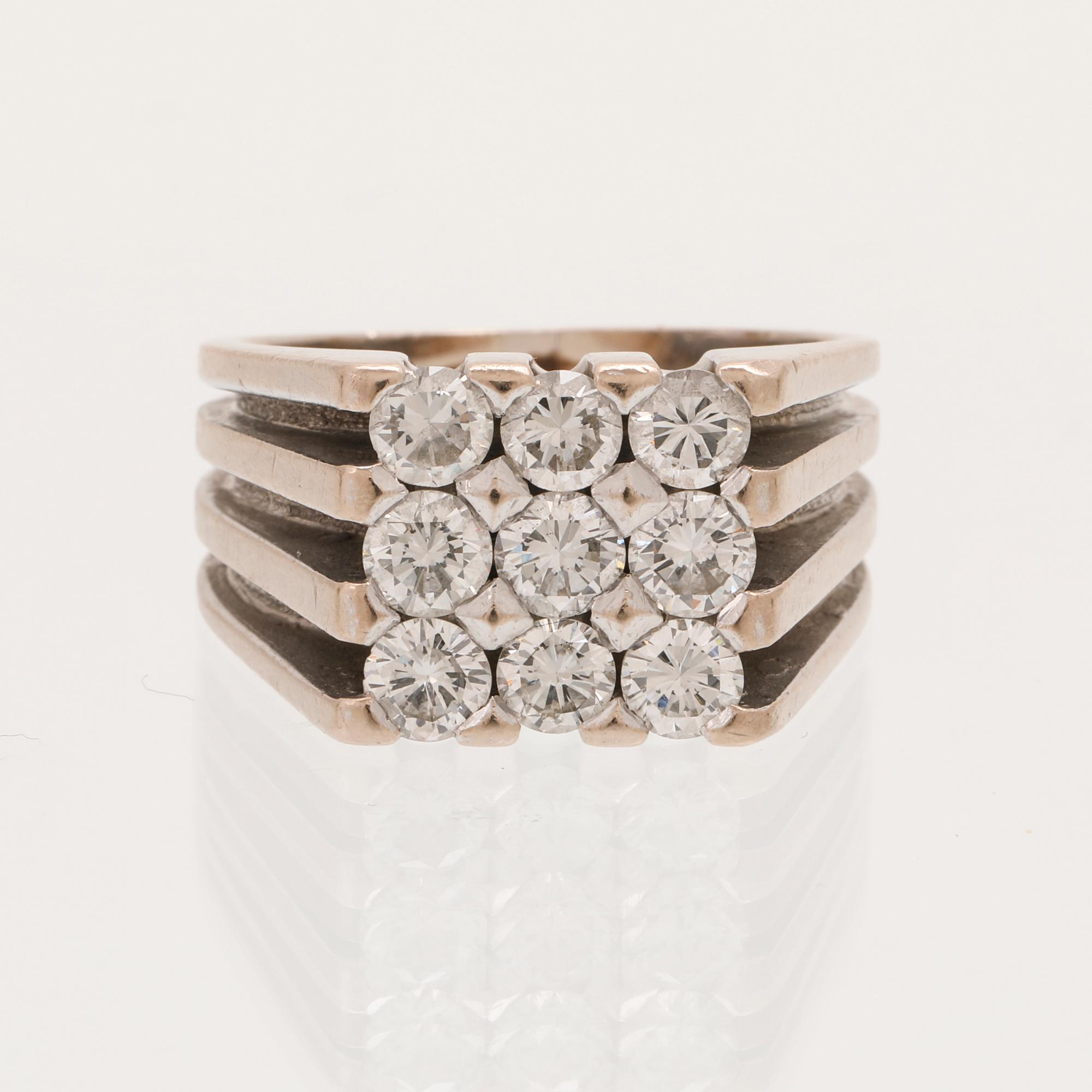 A 21K white gold ring with round briliant cut diamonds.
