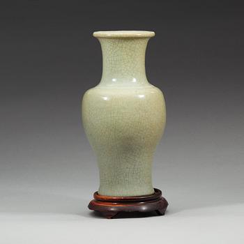 A ge glazed celadon vase, Qing dynasty (1644-1912).