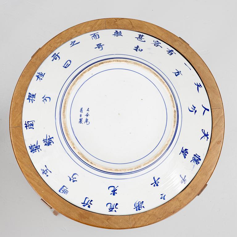 Bord med porslinsfat, ett par, Europa & Japan. omkring år 1900.