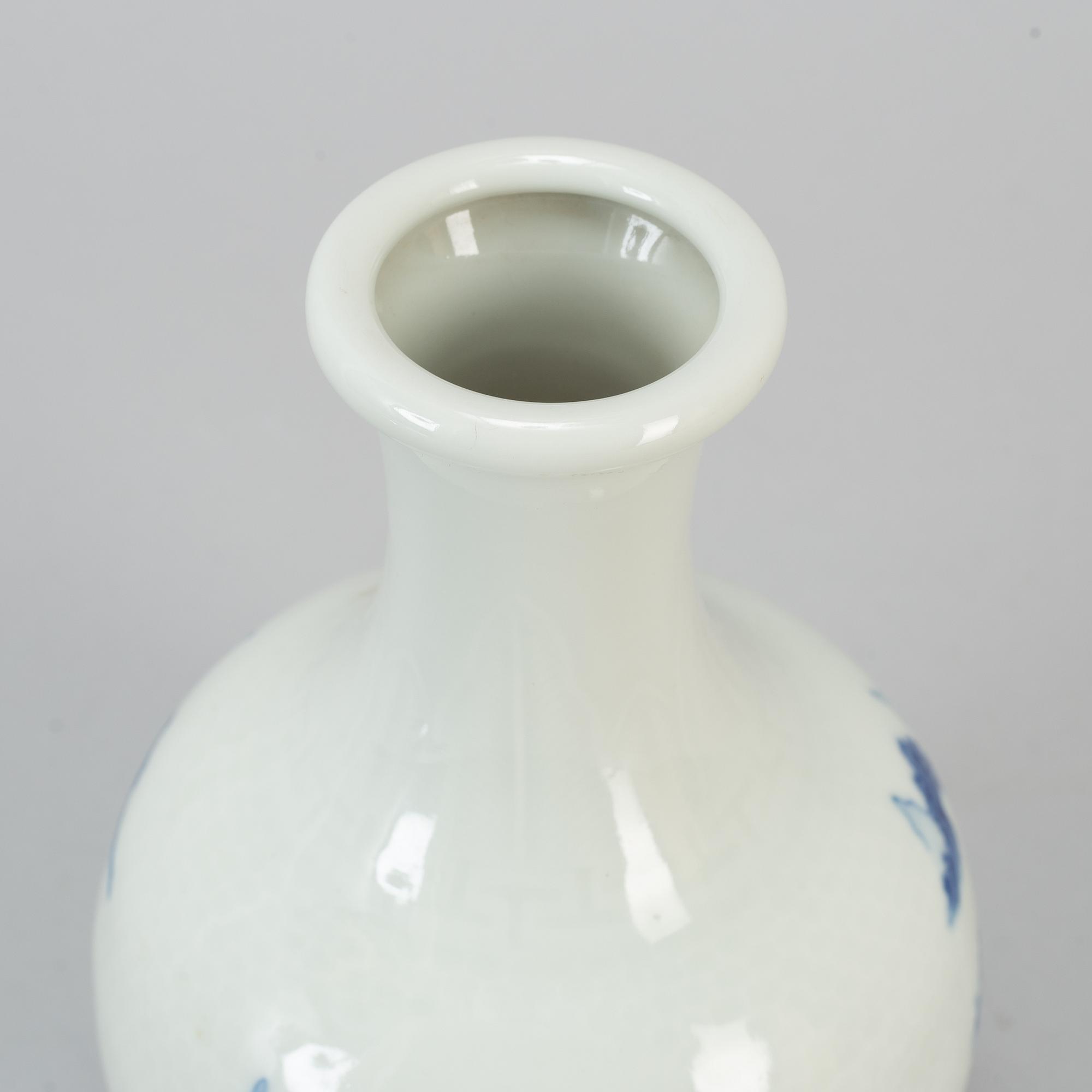 A Chinee blue and white vase, 20th century.
