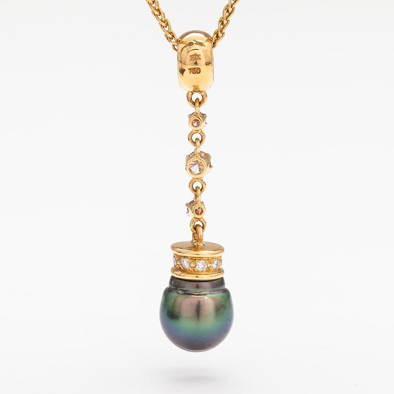 A 14K and 18K gold necklace with a tahiti pearl and diamonds ca. 0.72 ct in total. Ofelia jewelry, Helsinki.