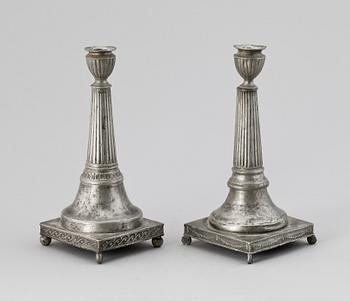 LJUSSTAKAR, 2 st snarlika, tenn, sengustavianska 1800-talets början.