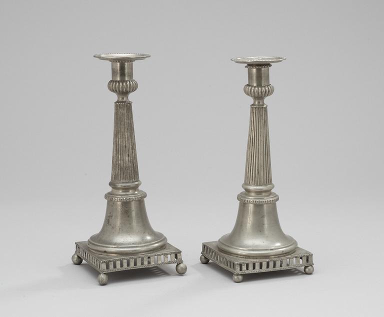 LJUSSTAKAR, 2 st snarlika. Tenn. Hans Wiksten, Västerås 1782-1810/14.