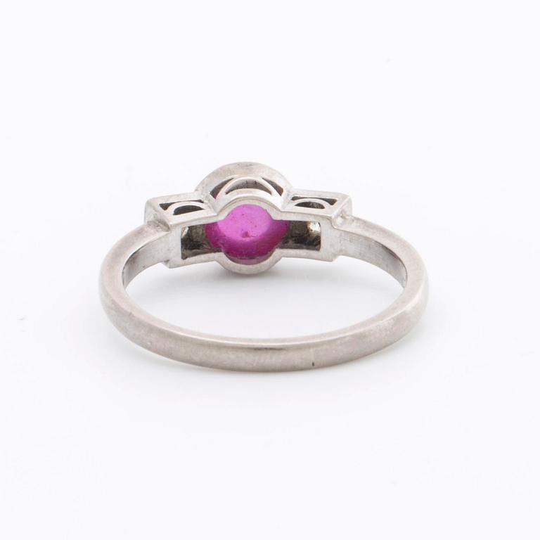 RING 18K whitegold w 2 brilliant-cut diamonds approx 0,20 ct in total and 1 cabochon-cut ruby approx 5 x 5 mm, Stockholm.