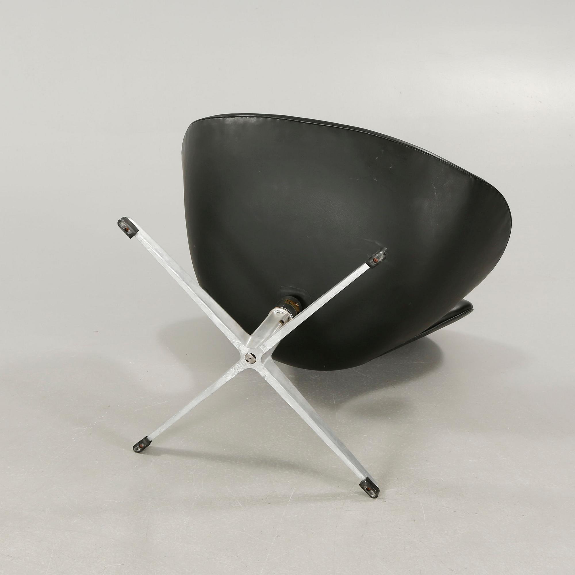 ARNE JACOBSEN, fåtölj, "Svanen", Fritz Hansen, Danmark, 1960-tal.
