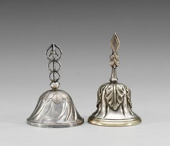 690. BORDSPINGLOR, 2 st, silver. A.Rothman d y, Örebro 1856 samt G.Möllenborg, Stockholm otydl årsstmpl.