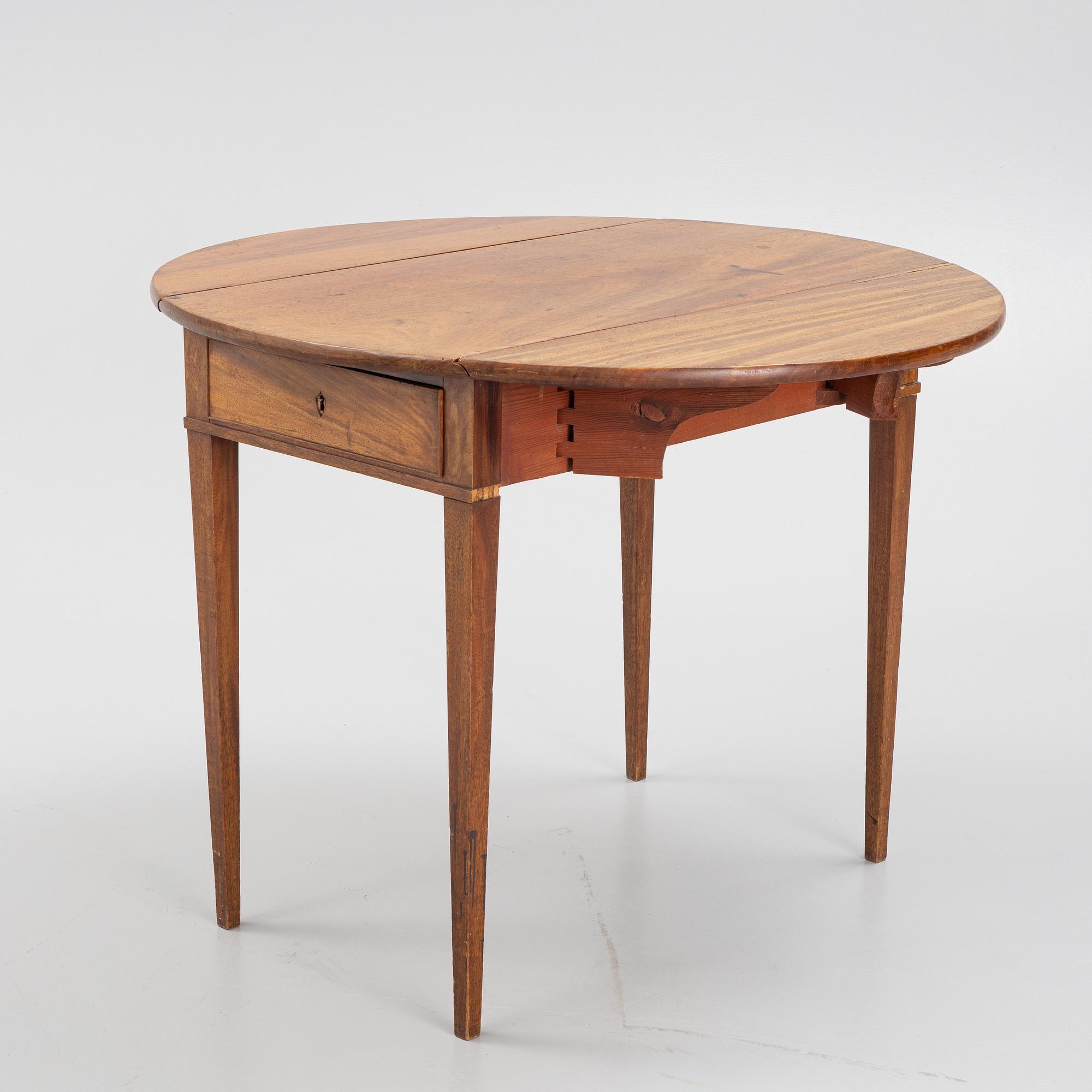 Bord med klaffar, sengustavianskt, omkring år 1800.