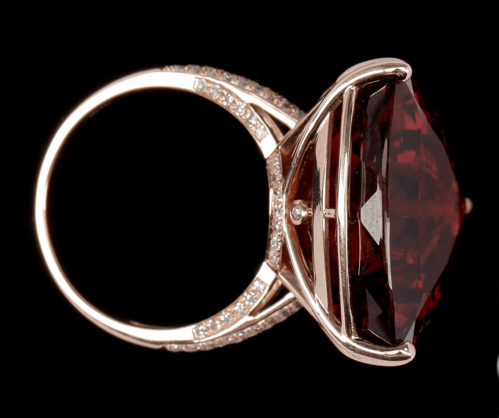 RING, 14k roséguld med trillionslipad citrin ca 23,07 ct och mindre briljantslipade diamanter. Vikt ca 9,8 gram.