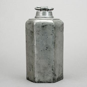 PRISMAFLASKA, tenn, troligen Sverige, mitten av 1800-talet.
