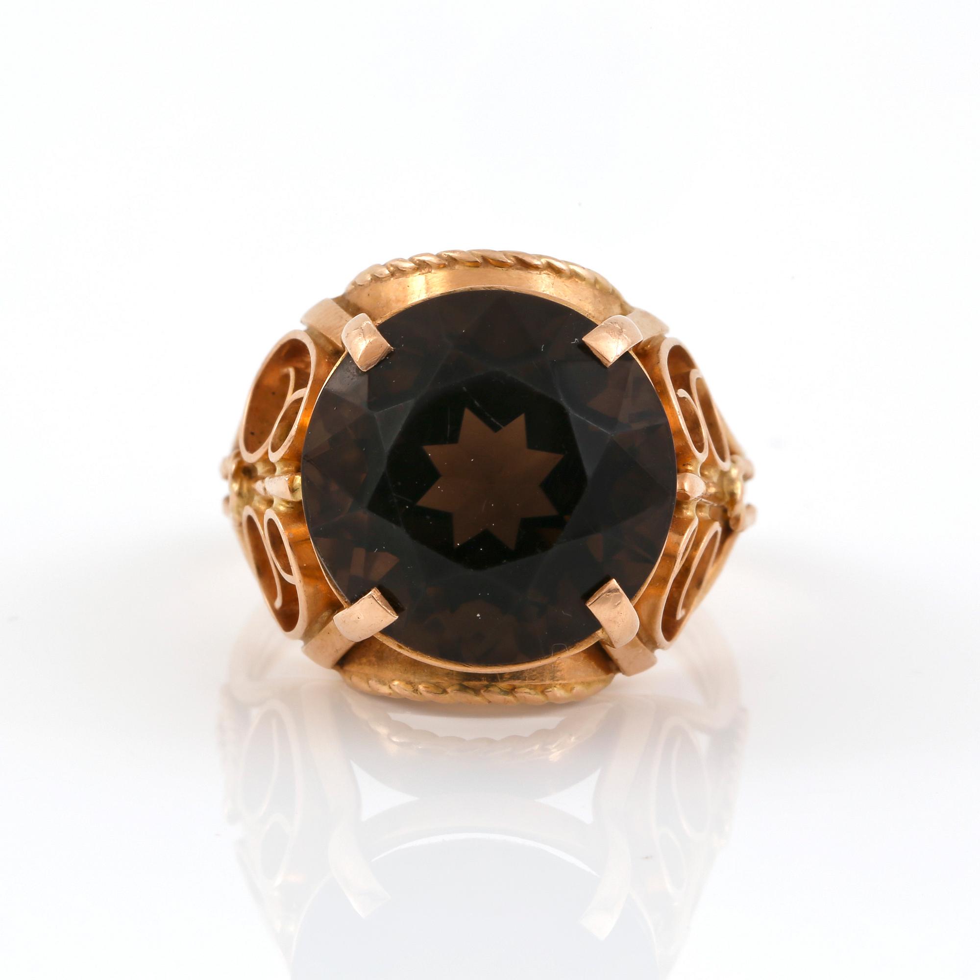 RING, 14 K guld med rundslipad rökkvarts, tot ca 11,22 cts, Riga, Sovjetunionen, efter 1958. Vikt 8,60 g.