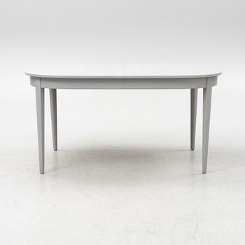 A Gustavian style dining table with twelve chairs, late 20th century.