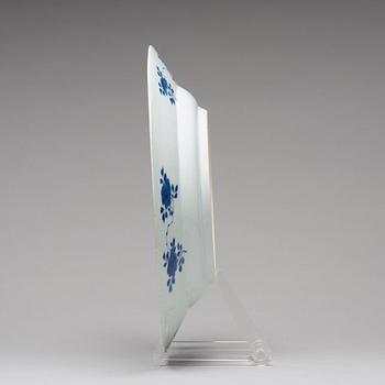 A blue and white dish, Qing dynasty, Kangxi (1662-1722).