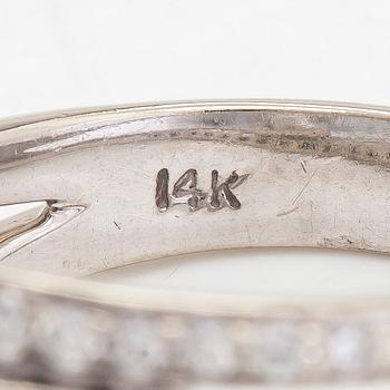 A 14K white gold ring with a princess-cut diamond approx. 0.50 ct and side diamonds approx. 0.30 ct in total.