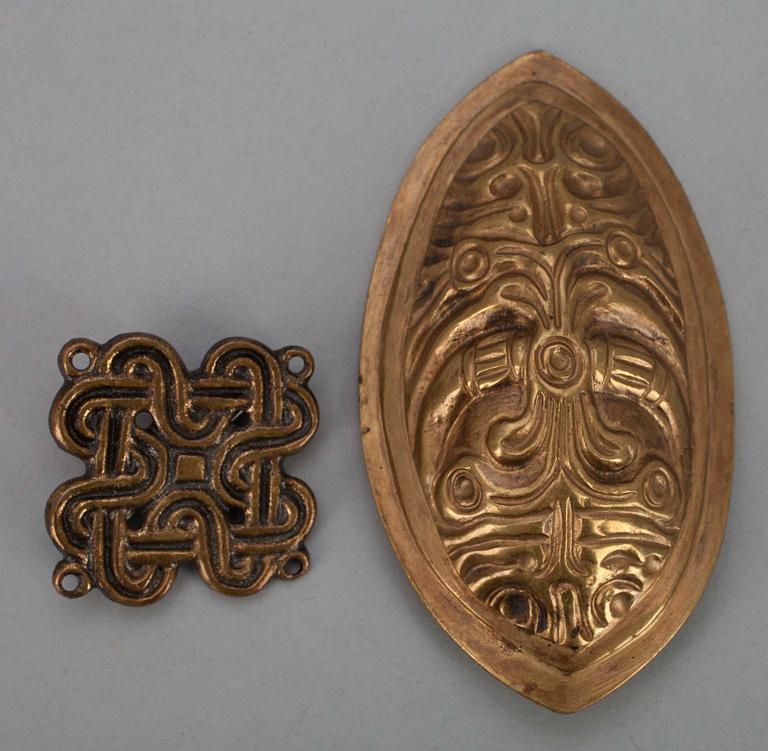 SMYCKEN , 2 st, brons, museikopior, 1000-talet e Kr. Finland 1900-talets andra hälft.