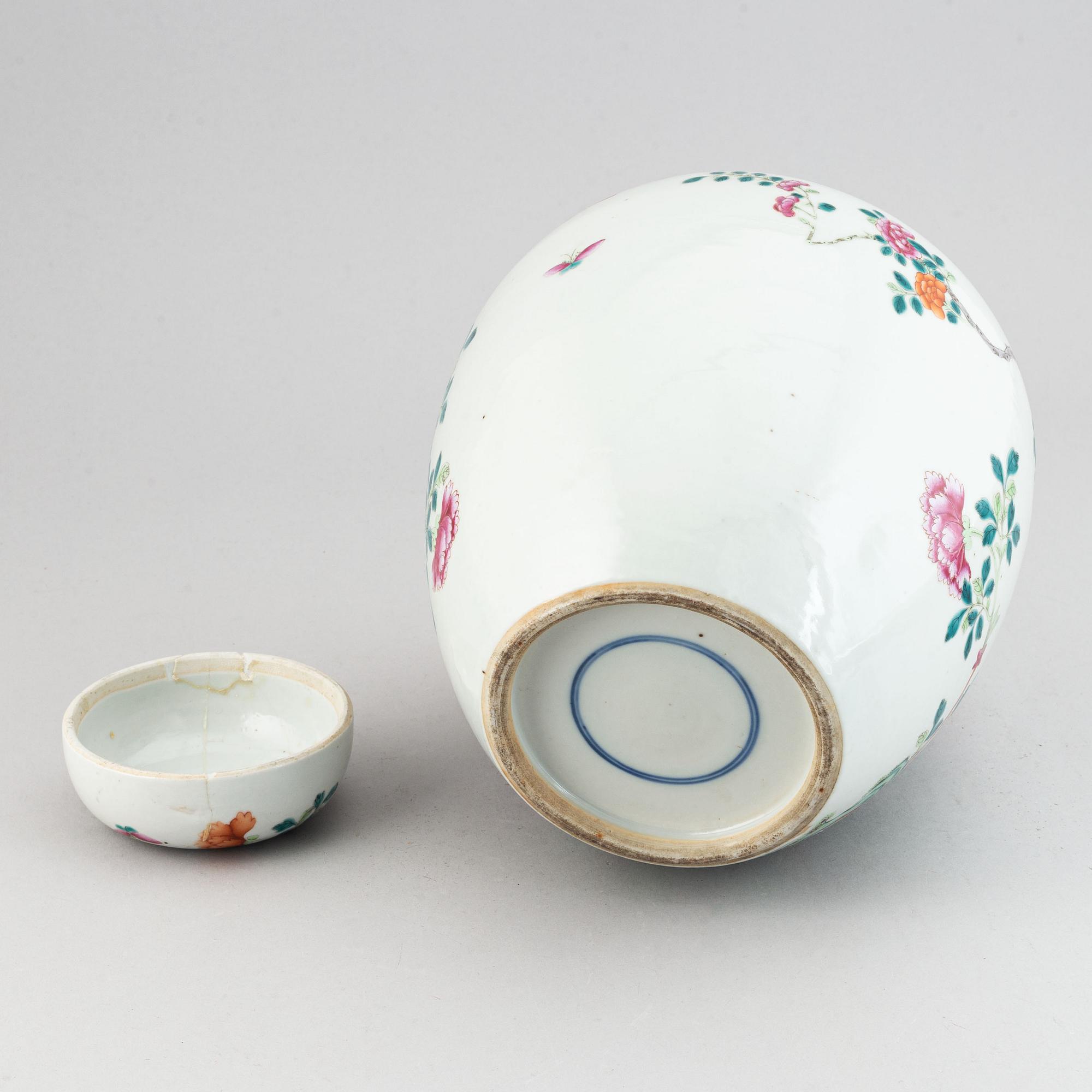 A large famille rose jar with cover, Qing dynasty, 19th century.