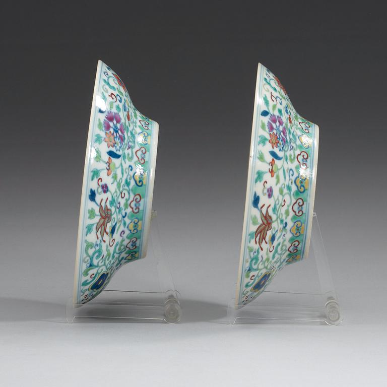 A pair of wucai dishes, Qing dynasty, with Daouguang seal mark.