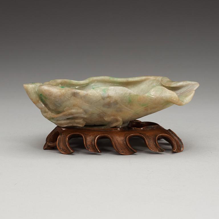 A nephrite lotus leaf shaped brush washer, late Qing dynasty (1644-1912).