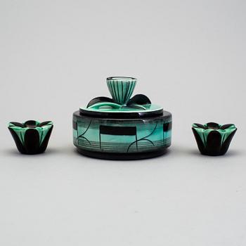 ILSE CLAESSON, "Serie V", lockask och två ljusstakar, flintgods. Rörstrand 1930-tal.