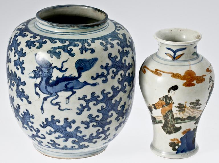 BOJAN SAMT VAS, porslin, bl.a. Ming, Kina. 1600 resp 1900-tal.