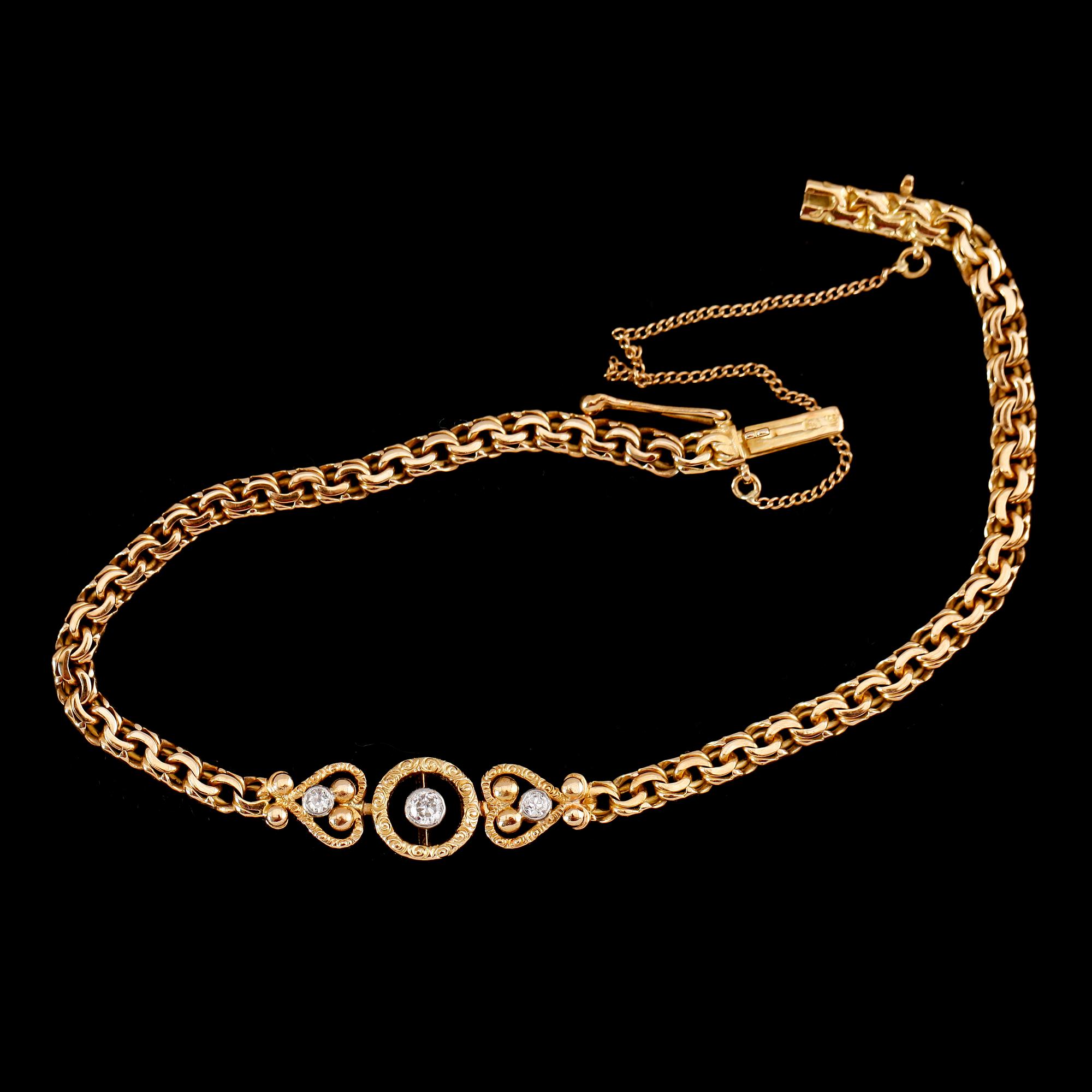 ARMBAND, 18 k guld, med 3 briljanter, daterad 1920. Vikt ca 12 gram.
