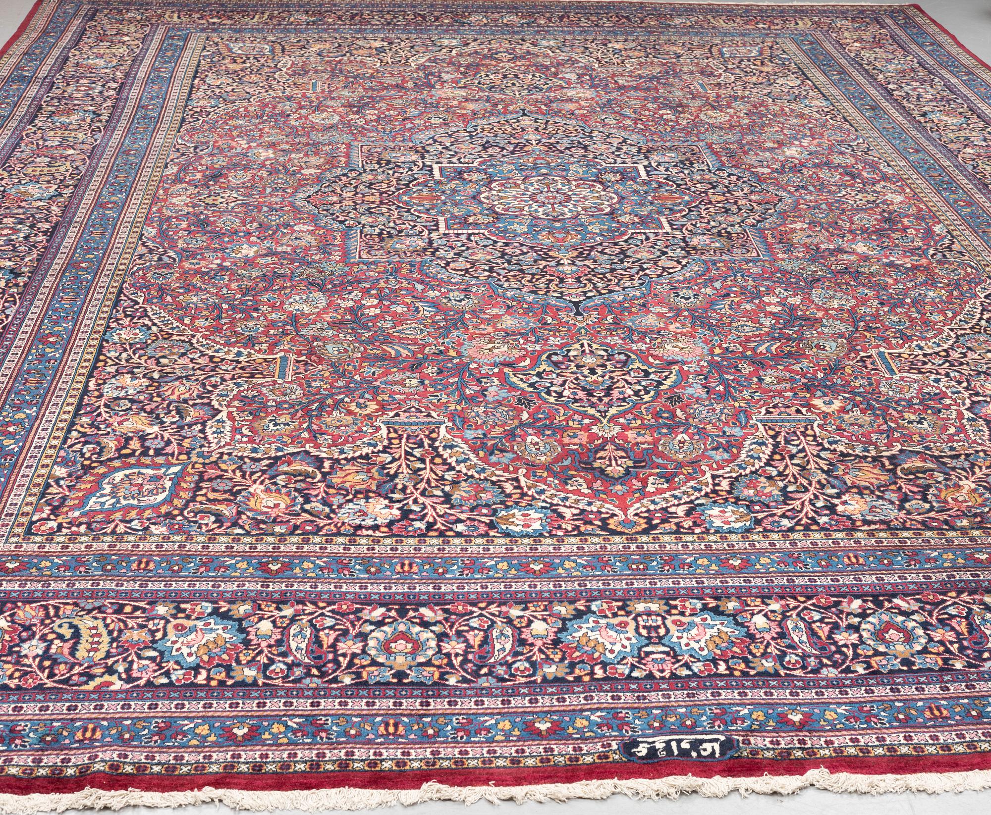 Matta antik Meshed, signerad Amoghli, ca 526,5 x 356 cm.