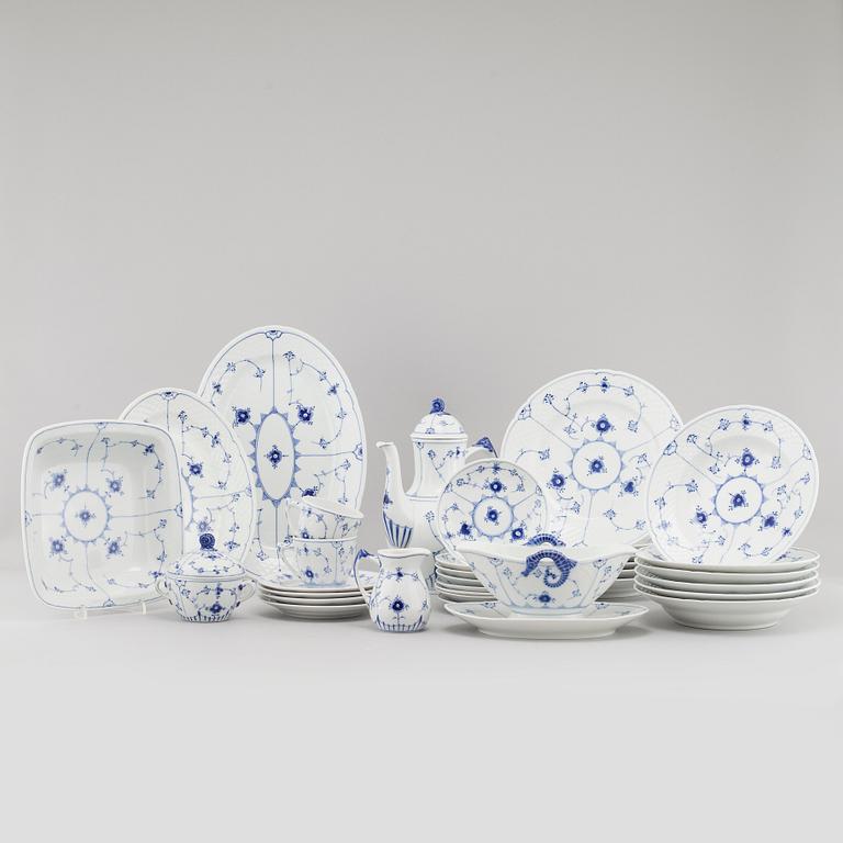 SERVIS, porcelain, 46 parts, "Musselmalet", Royal Copenhagen and Bing & Grondahl, 20th century.