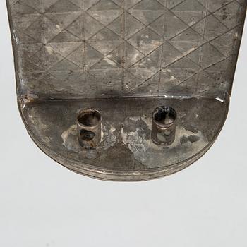 Vägglampett för två ljus, bleckplåtssmide,  Finland, trol. 1800-tal.