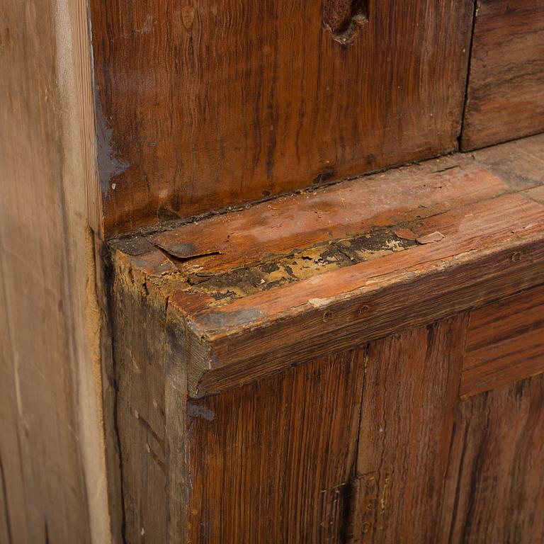 An 18th century cabinet with a clock.