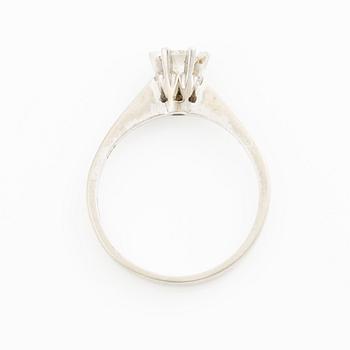 Ring, 18K vitguld med briljantslipad diamant.