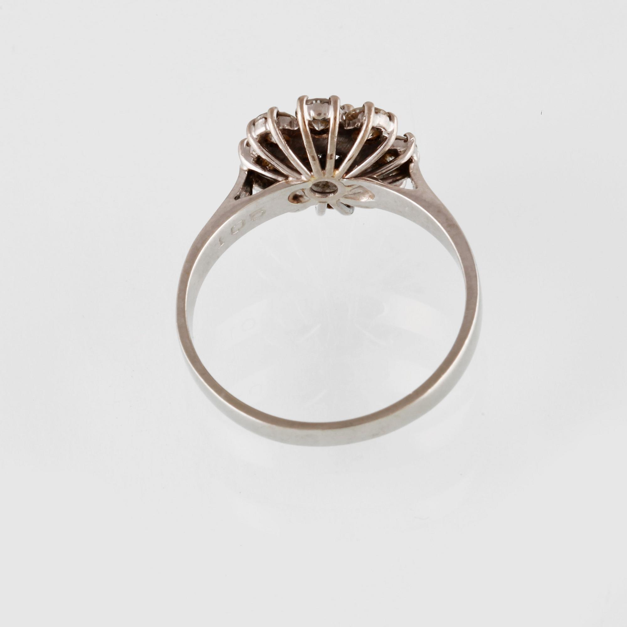 RING, 18K vitguld med 9 briljantslipade diamanter 1.05 ct, importstämplad. Vikt 3,6 gram.