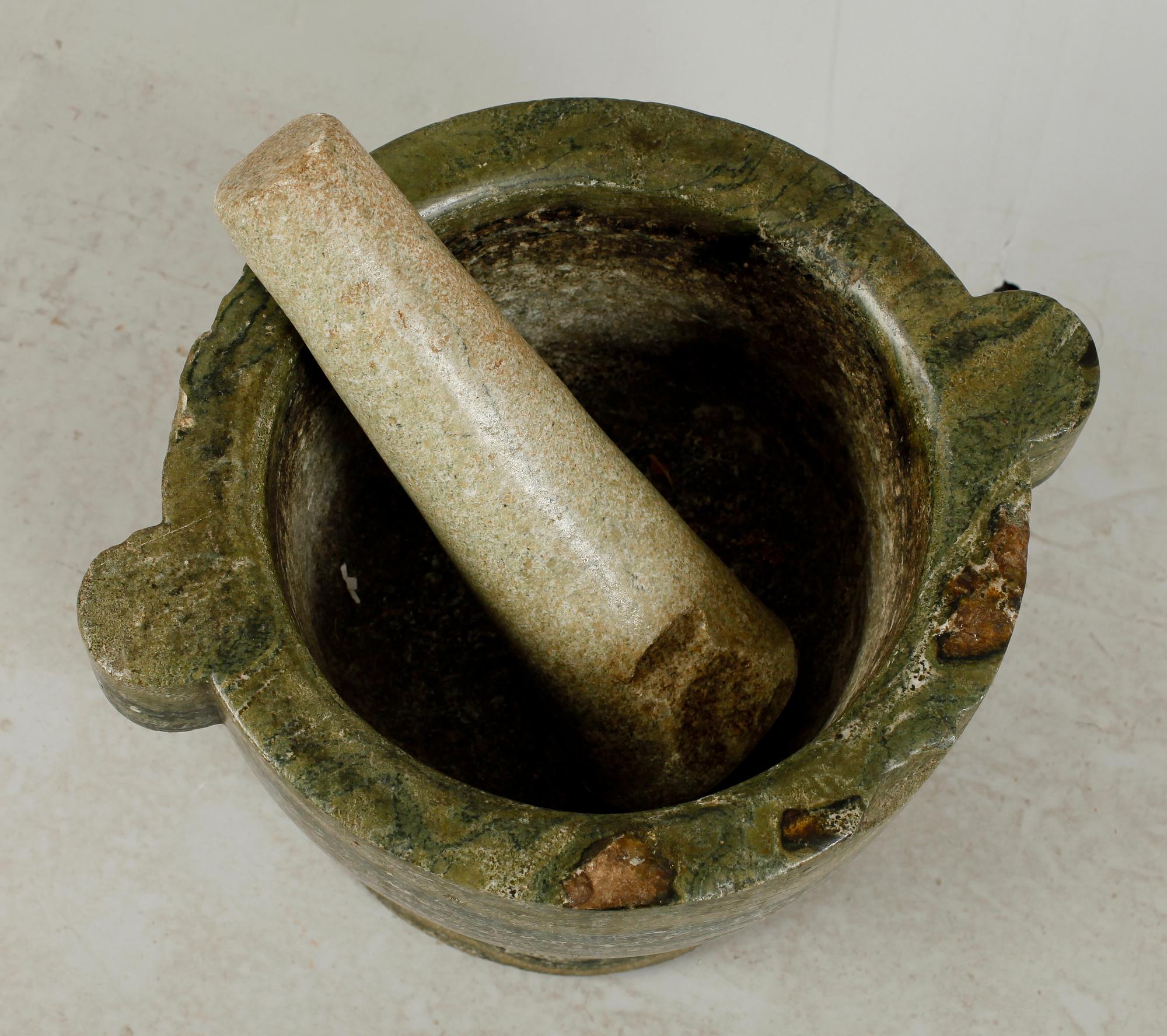 GOLVMORTEL MED STÖT, kolmårdsmarmor, 1800-tal.