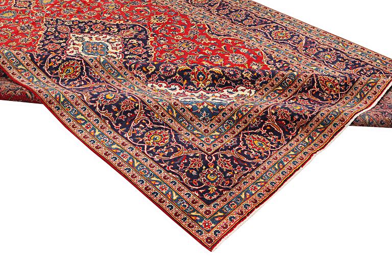 A carpet, Kashan, ca 390 x 243 cm.