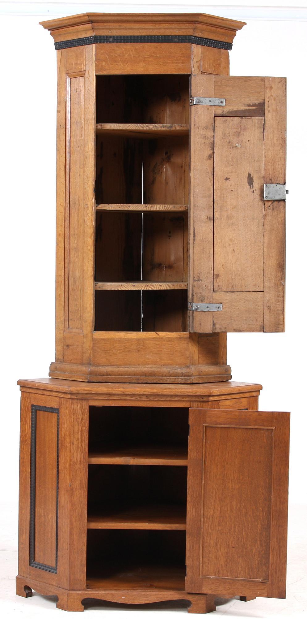 HÖRNSKÅP, barockstil, delvis 1700-tal.