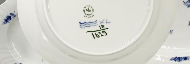 SERVISDELAR, 90 st, "Blå blomst", Royal Copenhagen.