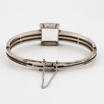 ATELJÉ STIGBERT, Stockholm, 1944, a faceted rock crystal bangle.