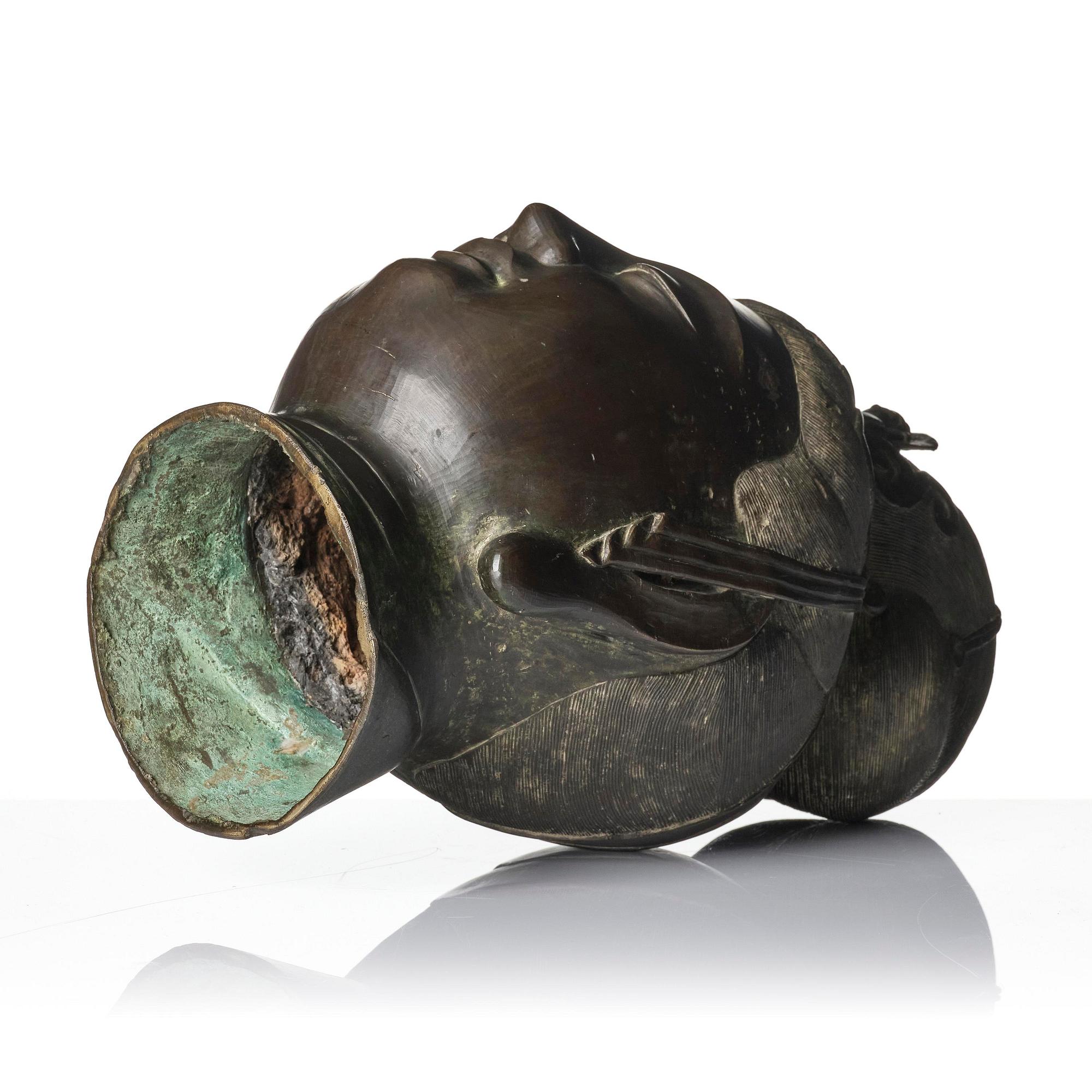 A large Chinese bronze head of Guanyin, late Qing dynasty, 19th century/around 1900.