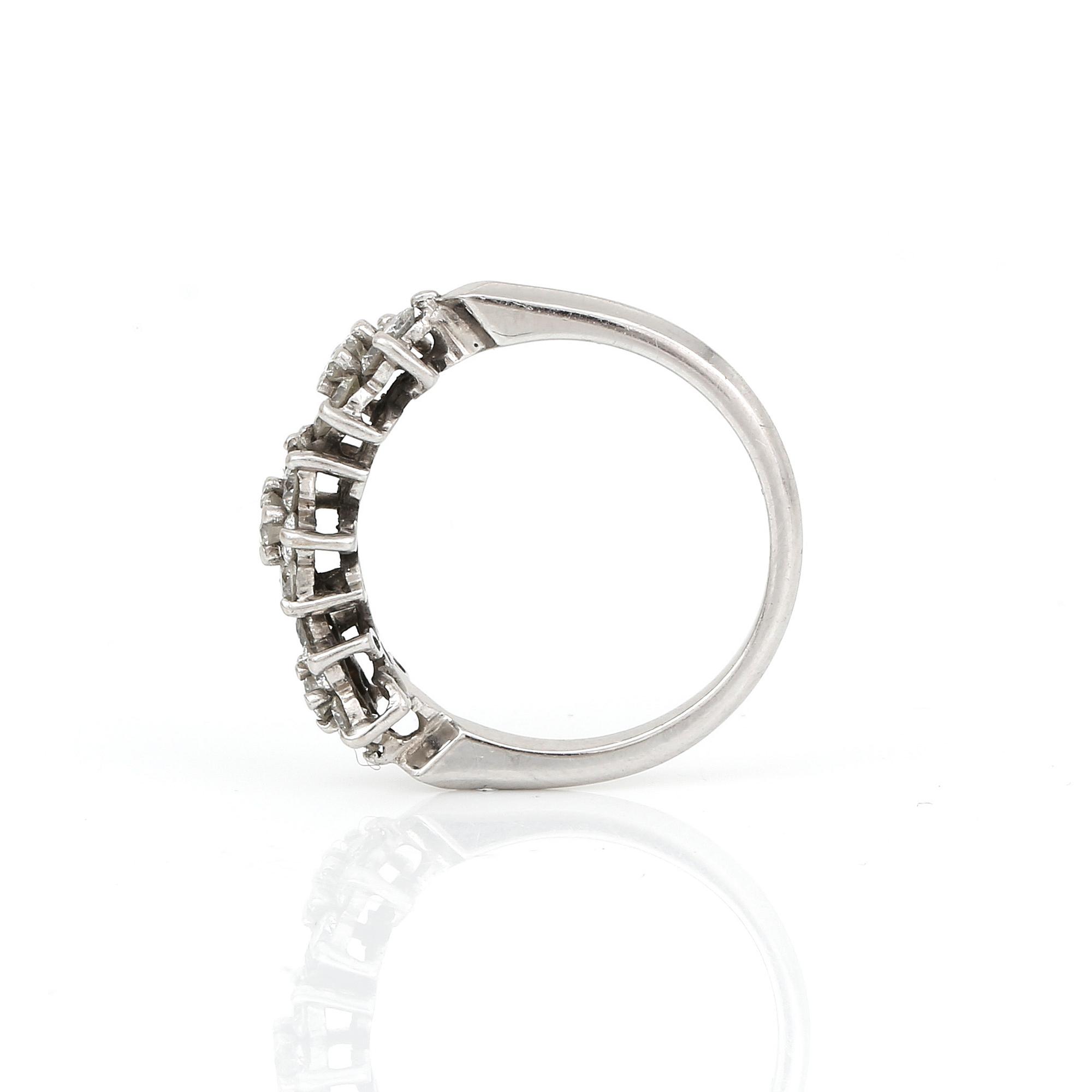 RING, 18K vitguld med briljantslipade diamanter, tot ca 0,69 ct. Total vikt ca 3,42 g.