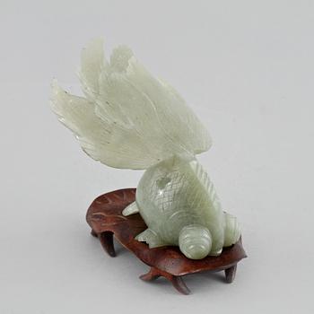 FIGURIN, nefrit, orientalisk, 1900-tal samt KOPP och FAT, Kina, 1700/1800-tal.