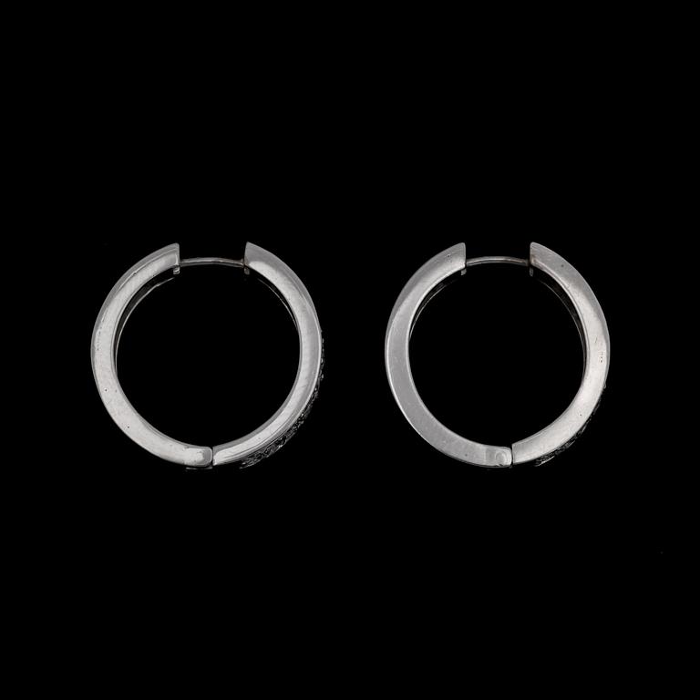 A pair of brilliant cut diamond earrings, tot. app. 1.50 ct.