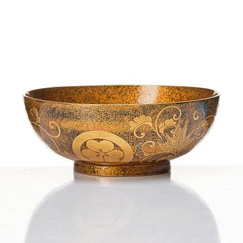 A Japanese lacquered bowl, box with cover and handle, 19th Century.