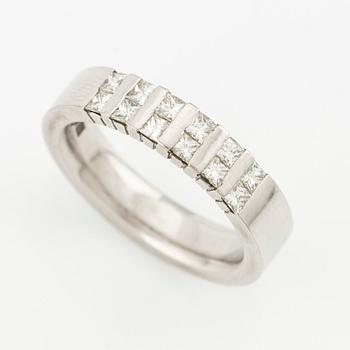 Ring in 18k white gold with round brilliant cut diamonds.