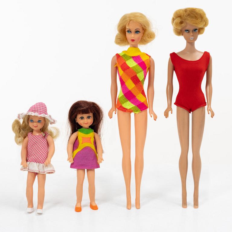 Barbies, 2 st, samt Chris och Tutti, med kläder och accessoarer, Mattel, 1960-1970-tal.