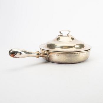 A 20th century English lidded silver dish 1925, total weight 2020 grams.