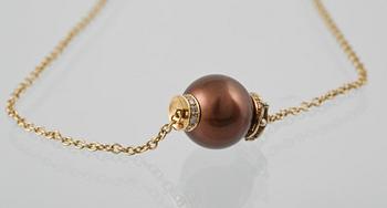 HÄNGE, 18K guld med odlad Tahiti-pärla  och briljantslipade diamanter 0.11 ct. Vikt 9,2 gram.
